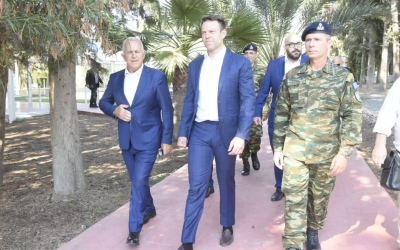 Στο στρατόπεδο της ΕΛΔΥΚ ο Κασσελάκης με αφορμή την 50ή επέτειο της τουρκικής εισβολής στην Κύπρο