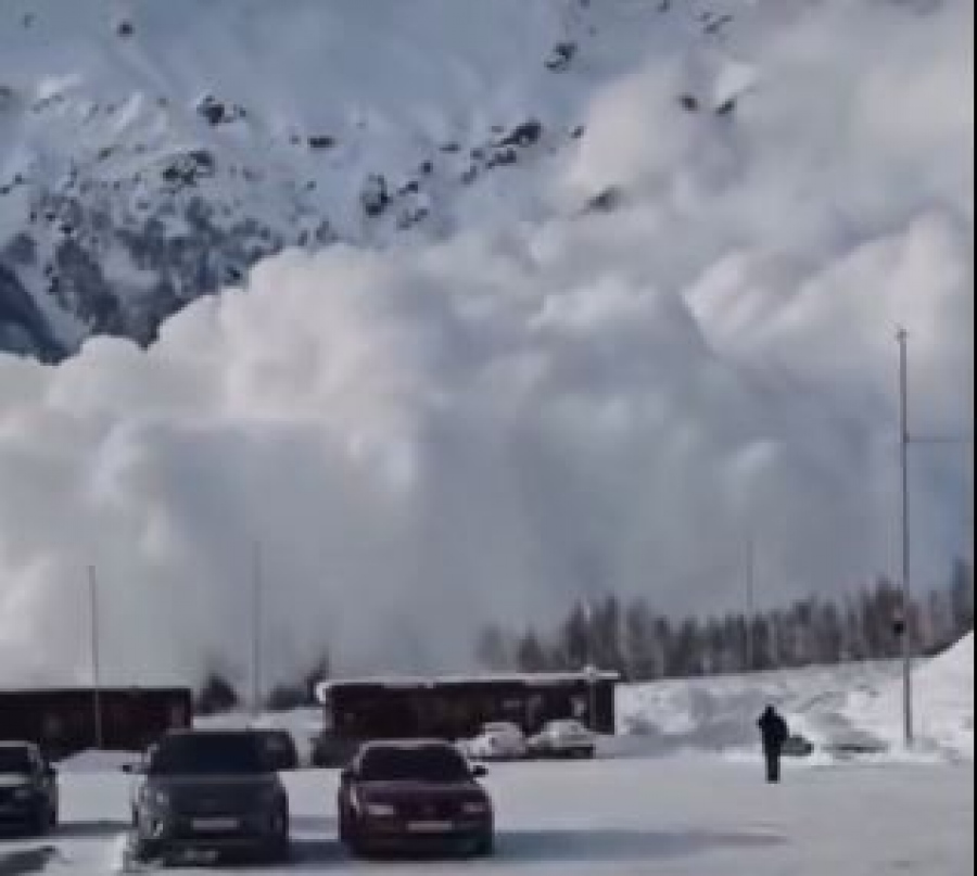 Λευκός εφιάλτης στον Καύκασο - Χιονοστιβάδα «κατάπιε» το χιονοδρομικό κέντρο Elbrus (video - σοκ)