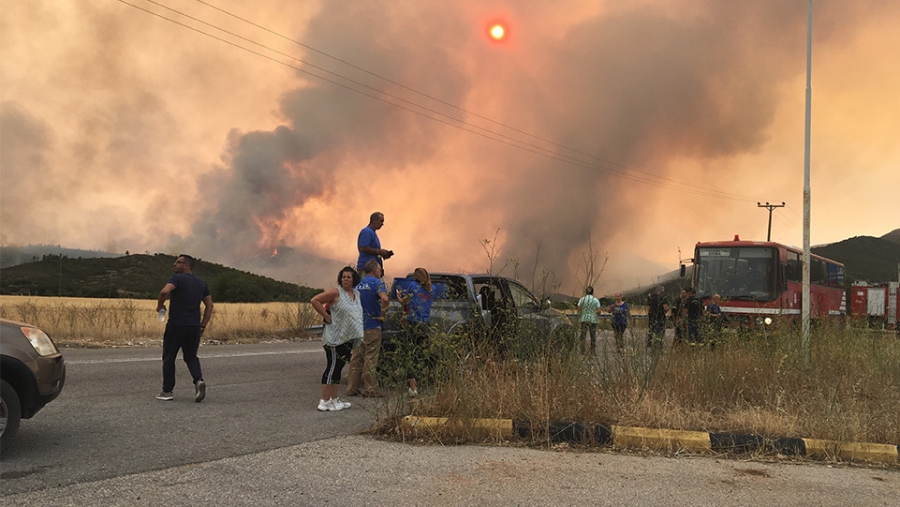 Πύρινη κόλαση για 4η ημέρα στα Βίλια - Εκκένωση οικισμών πόρτα πόρτα χωρίς μήνυμα από 112 - Προς τα Μέγαρα, η φωτιά
