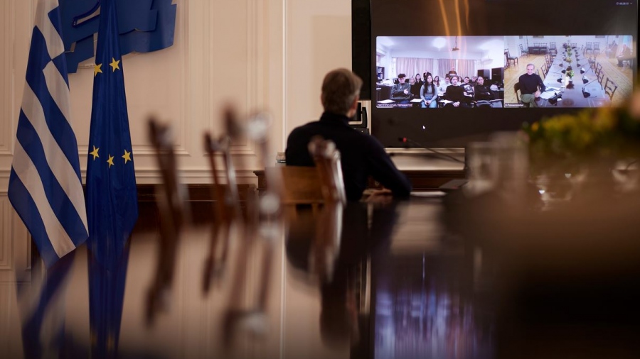 Το ταμπελάκι στο πρωθυπουργικό γραφείο, τα ηλεκτρικά αυτοκίνητα, η Ελλάδα του αύριο - Τι αποκάλυψε ο Μητσοτάκης σε μαθητές