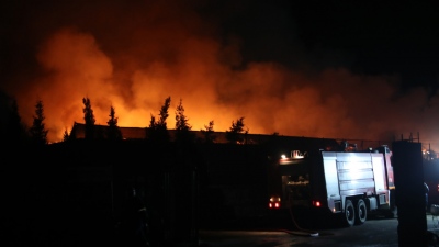 Μαίνεται η φωτιά στη ΒΙΠΕ Σίνδου στη Θεσσαλονίκη