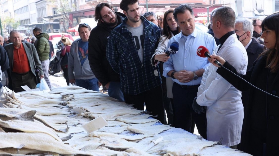 Επίσκεψη Γεωργιάδη στην Βαρβάκειο – Κεντρική Ιχθυαγορά Αθηνών, με φόντο τη συμφωνία για την τιμή του μπακαλιάρου