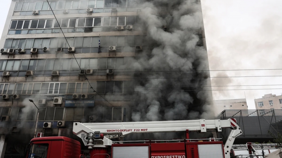 Οι Διοικητικοί Δικαστές ζητούν μεταστέγαση του Πρωτοδικείου Πειραιά μετά τη φωτιά