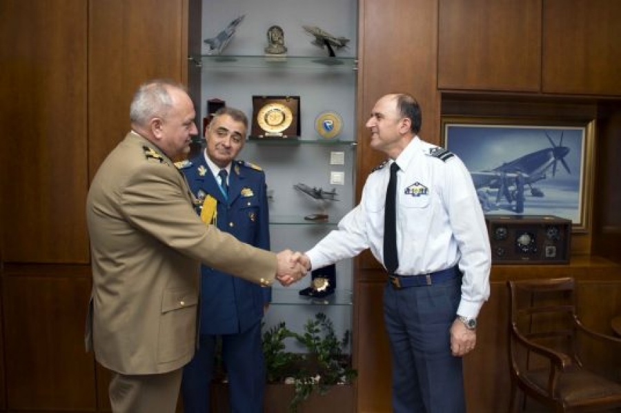 Συνάντηση του αρχηγού ΓΕΑ με τον απερχόμενο ακόλουθο Άμυνας της Ρουμανίας