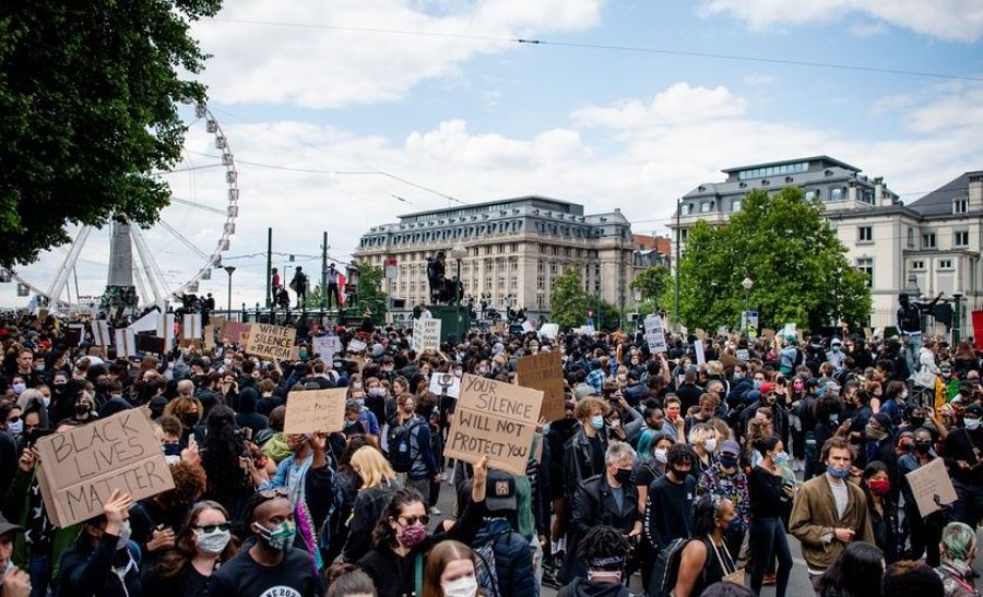 Βίαια επεισόδια με πολλούς τραυματίες στις Βρυξέλλες, μετά από μεγάλη αντιρατσιστική διαδήλωση