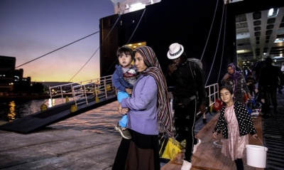 Συνεχίζεται η επιχείρηση αποσυμφόρησης από τα νησιά – Στον Πειραιά 57 πρόσφυγες από Μυτιλήνη, Χίο