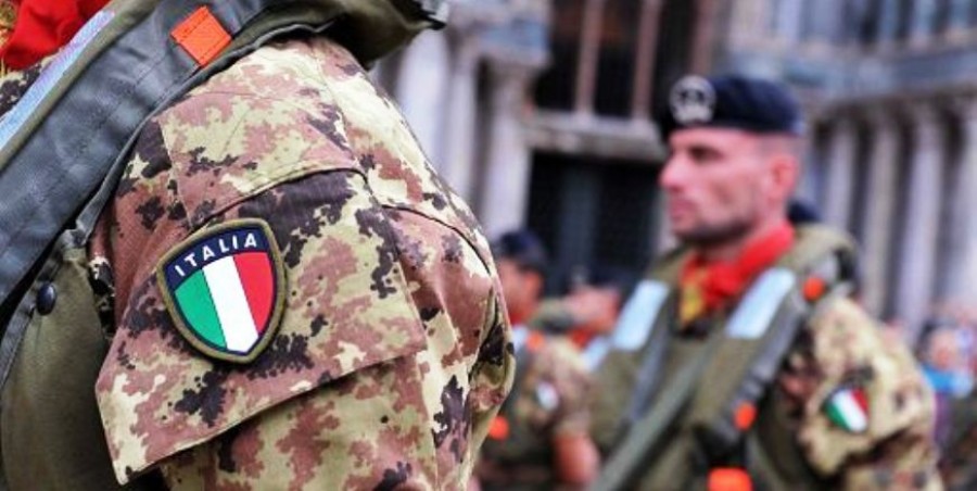 Iταλία: Ο στρατός ελέγχει την τήρηση των κανόνων για τον κορωνοϊό στις παραλίες