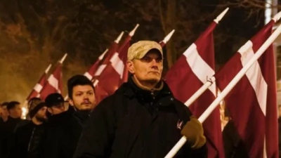 Ντροπή - Διώχνουν τους παππούδες με τα πόδια: Σάλος για τις απελάσεις ηλικιωμένων Ρωσόφωνων... ηλικίας 90 ετών στη Βαλτική