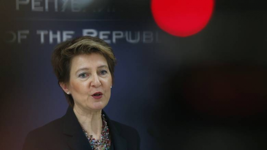 Η υπουργός Περιβάλλοντος της Ελβετίας προτείνει οι πολίτες να κάνουν ντους μαζί για εξοικονόμηση ενέργειας!