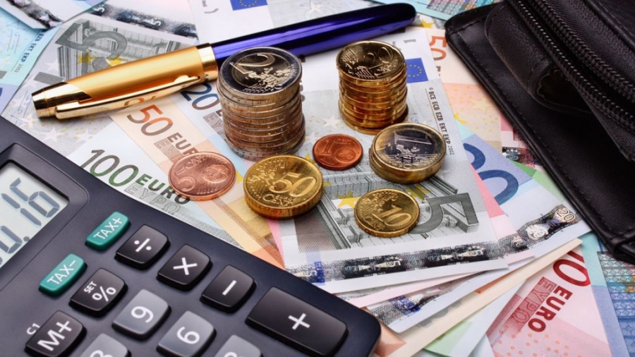 ΥΠΕΘΟ: Ο μέσος μισθωτός στην Ελλάδα πληρώνει μεγαλύτερο φόρο από το 85% των ελεύθερων επαγγελματιών