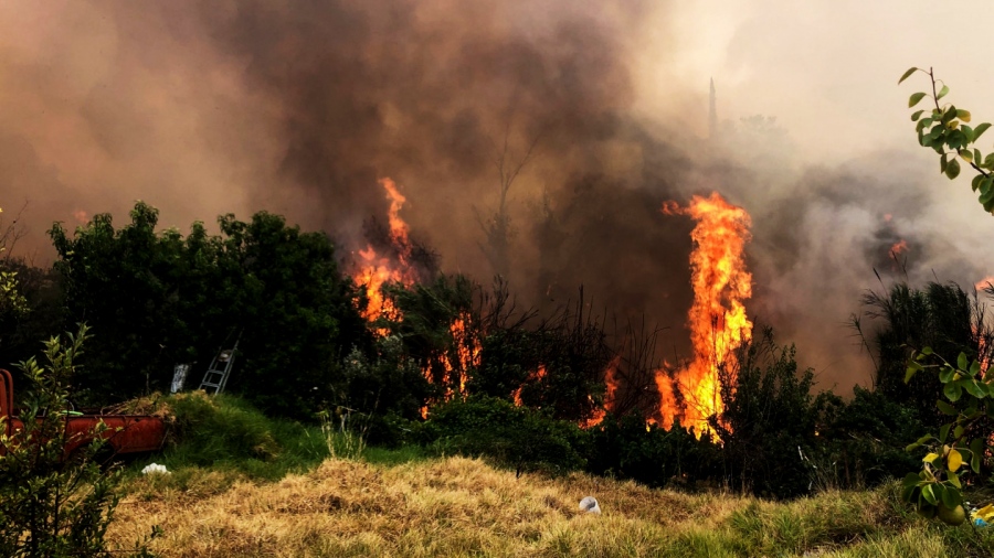 Φωτιά στην Αχαΐα - Ύψιστος συναγερμός στην Πάτρα για αναζωπύρωση στην περιοχή Μπάλα, ήχησε το 112