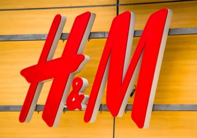 Η H&M, δεύτερη παγκοσμίως εταιρεία λιανεμπορίου ειδών μόδας, αρχίζει τις απολύσεις