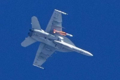 Αμερικανικό μαχητικό αεροσκάφος F-18 εμφανίστηκε για πρώτη φορά με πύραυλο SM-6 - Τα 2 σενάρια