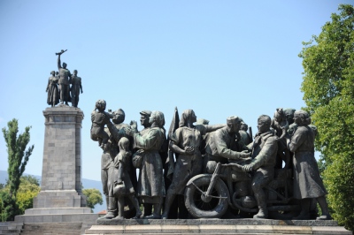 Οργισμένη η Ρωσία: Η βάρβαρη Βουλγαρία επέλεξε τη λάθος πλευρά της ιστορίας, διαλύοντας το σοβιετικό μνημείο στη Σόφια