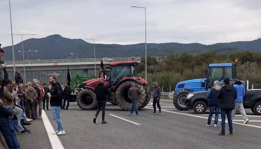 Συνεχίζουν δυναμικά οι αγρότες - Απέκλεισαν με τρακτέρ την Ιόνια Οδό, σταθμός η 28η Φεβρουαρίου