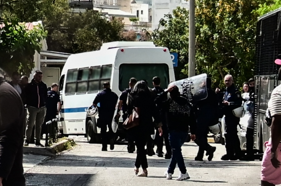 Κακουργηματική δίωξη σε βάρος των έξι συλληφθέντων για την επίθεση στη Νομική Αθηνών