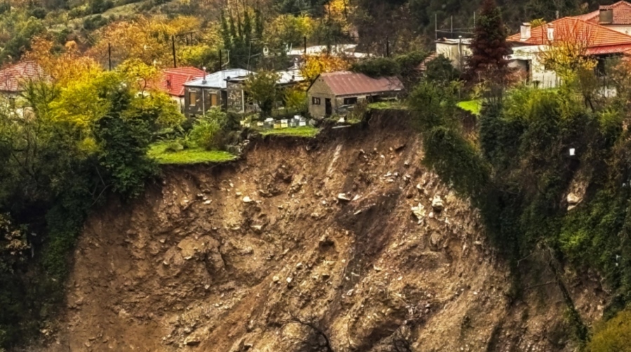 Τζουμέρκα: Σπίτια κρέμονται στο γκρεμό μετά από μεγάλη κατολίσθηση