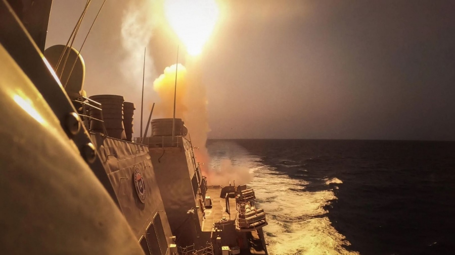 Νέα επίθεση στην Ερυθρά Θάλασσα: Τριπλό πυραυλικό χτύπημα και εκρήξεις από τους Houthis