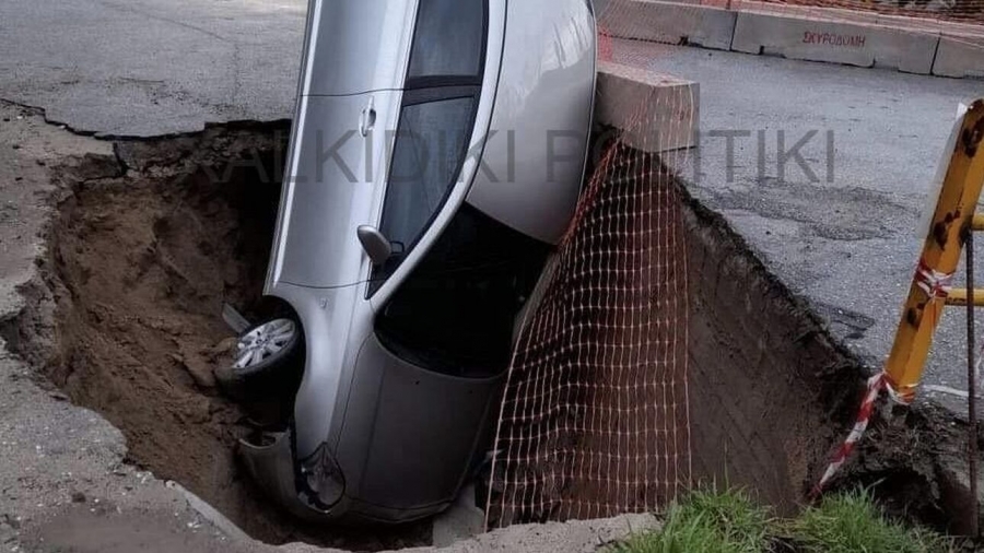 Χαλκιδική: Άνοιξε στα δύο ο δρόμος και «κατάπιε» αυτοκίνητο