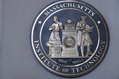 Προειδοποιεί το Massachusetts Institute of Technology (ΜΙΤ): Καταστροφικό το βιαστικό reopening στις ΗΠΑ, θα εκτιναχθούν τα κρούσματα