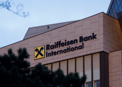 Η Raiffeisen Bank βάζει τέλος στις μεταφορές κεφαλαίων από τη Ρωσία, υπό την πίεση των δυτικών απειλών
