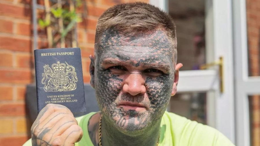 Βρετανός απελάθηκε από το Dubai επειδή είχε... τατουάζ στο πρόσωπο