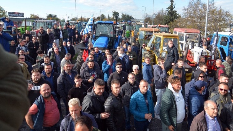 Ακραία κλιμάκωση - Διαμαρτυρία κτηνοτρόφων στην κεντρική πλατεία της Λάρισας - Μπλόκα στη μισή Ελλάδα