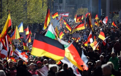 Διαδήλωση ακροδεξιών στο Βερολίνο κατά μεταναστών και Merkel - Οι Σάξονες θα πάρουν πίσω τη χώρα με τα όπλα