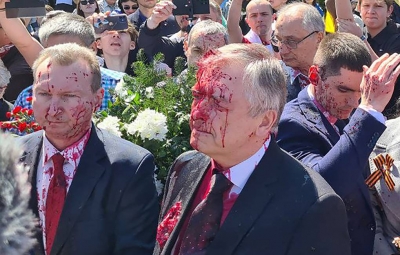 Επίθεση με κόκκινη μπογιά στο Ρώσο πρέσβη στη Βαρσοβία για την επέτειο της 9ης Μαΐου