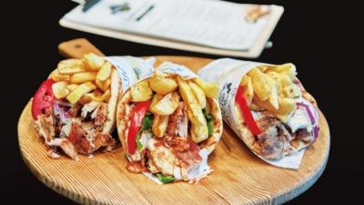 ΥΠΟΙΚ για σουβλάκι: Οι διεθνείς τιμές του χοιρινού έχουν αυξηθεί λόγω Κίνας - Επιβεβαίωση BN