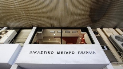Ένορκη διοικητική εξέταση για τον τραυματισμό αστυνομικού και του γιου του στα δικαστήρια Πειραιά