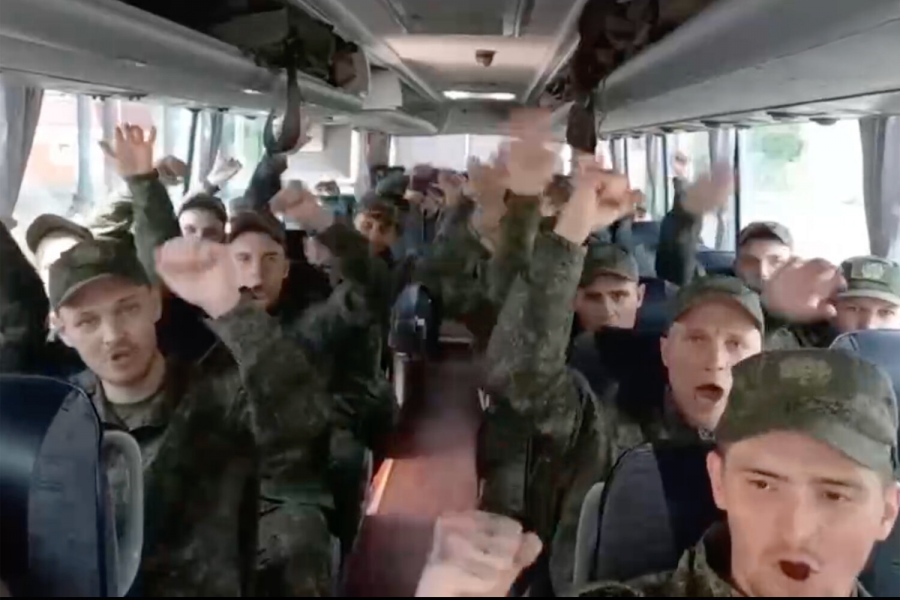Η Ουκρανία επέστρεψε στη Ρωσία την πρώτη ομάδα Ρώσων στρατιωτικών κάτω των 25 ετών