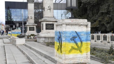 Σάλος στην Ουκρανία - Φιλοουκρανοί διαδηλωτές βανδάλισαν σοβιετικό μνημείο