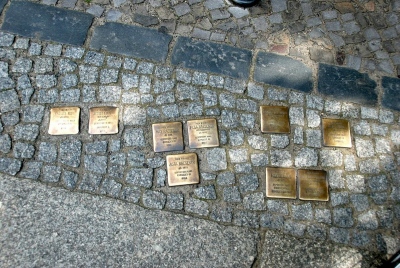Σάλος στη Γερμανία: «Ξηλώνουν» τα Stolpersteine – Απαγόρευση των πλακών μνήμης για τα θύματα των Ναζί
