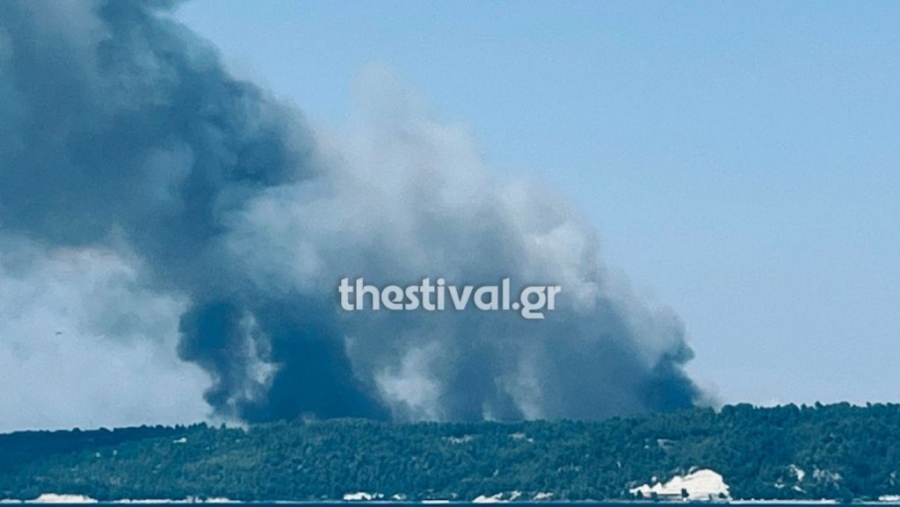 Μαίνεται η φωτιά στη Σίβηρη Χαλκιδικής – 112 «για εκκένωση προς Μόλα Καλύβα»