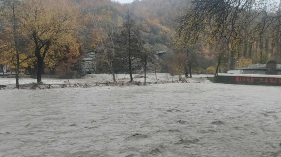 Υπερχείλισε ο Αλιάκμονας στο Νεστόριο Καστοριάς από τις έντονες βροχοπτώσεις