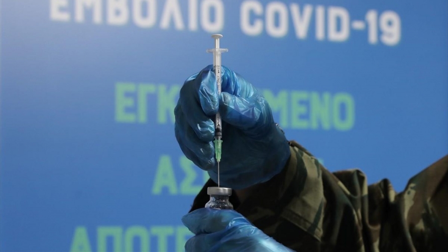 Ενισχύονται τα σενάρια για υποχρεωτικό εμβολιασμό - Λάδι στη φωτιά έριξε ο Μητσοτάκης από Βουλή και Προεδρικό
