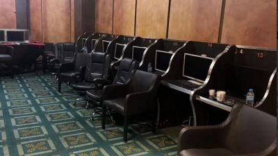 ΕΛ.ΑΣ: Χειροπέδες σε 82 άτομα σε παράνομο καζίνο που λειτουργούσε σε κρυφό χώρο στο κέντρο της Αθήνας