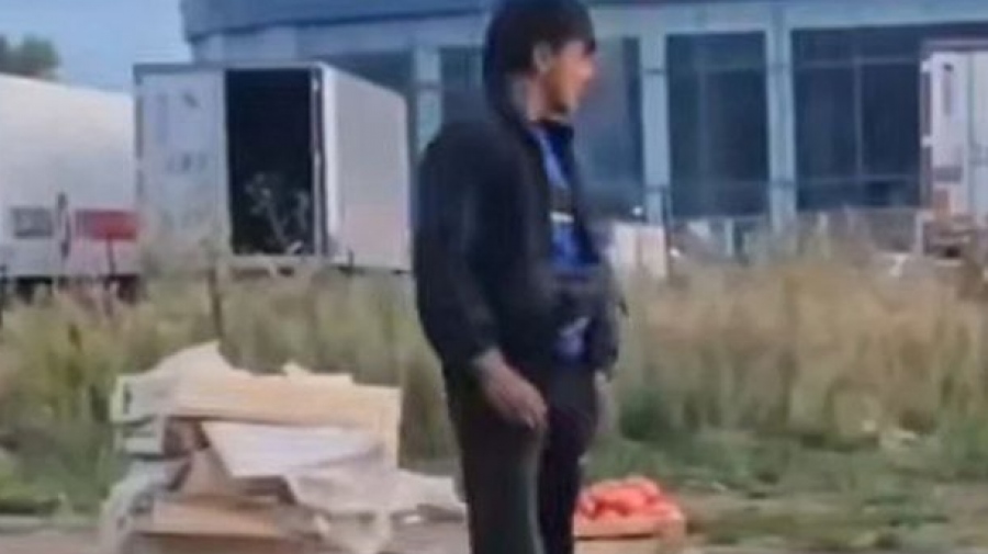 Στη Ρωσία το κάνουν αλλιώς - Γυναίκα διαλύει τον υπαίθριο πάγκο μετανάστη που πουλούσε εμπορεύματα στον δρόμο (vid)