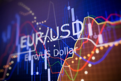 Οι κερδοσκόποι έχουν ανοίξει τις περισσότερες από ποτέ θέσεις «long» για το ευρώ