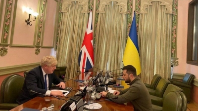 O Johnson μετέβη εσπευσμένα στο Κίεβο για συνάντηση με Zelensky – Το μήνυμα που κομίζει
