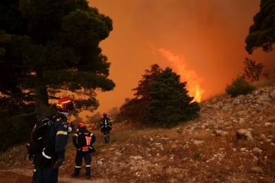 Κόλαση χωρίς τέλος στη Δυτική Αττική – Οι φλόγες καταπίνουν την Ψάθα, σπίτια παραδίδονται στις φλόγες, ανυπολόγιστη καταστροφή