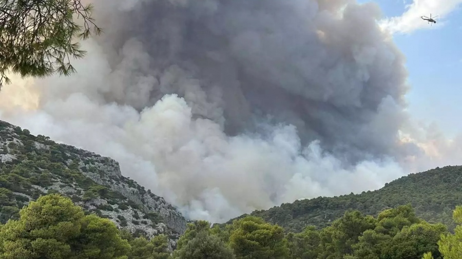 Μάχη με τις φλόγες για ακόμα μία μέρα στην Πάρνηθα: Δύο τα ενεργά μέτωπα της φωτιάς