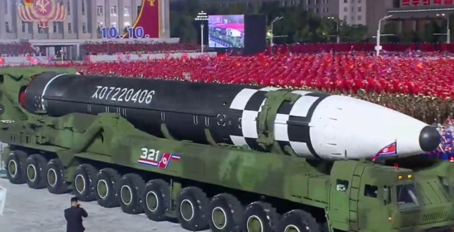 Για πρώτη φορά από το 2018 η Βορέα Κορέα παρουσιάζει έναν μεγάλο διηπειρωτικό πύραυλο ICBM