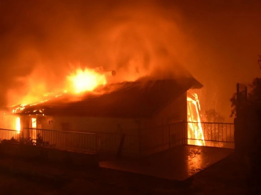 «Η Σμύρνη μάνα ξανακαίγεται» - Αναζωπυρώνεται η πυρκαγιά, στάχτη 132 σπίτια, θα φτάσει στη θάλασσα