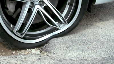 Οι λαστιχένιες… ζάντες της Maxion Wheels δεν μασάνε από λακκούβες!