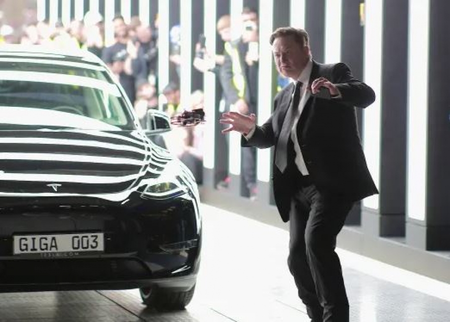 Ο Elon Musk χορεύει με ένα... drone