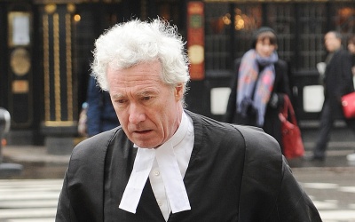 Βρετανός Δικαστής για κορωνοϊό: Οι κοινωνίες διολισθαίνουν προς ένα αστυνομικό κράτος