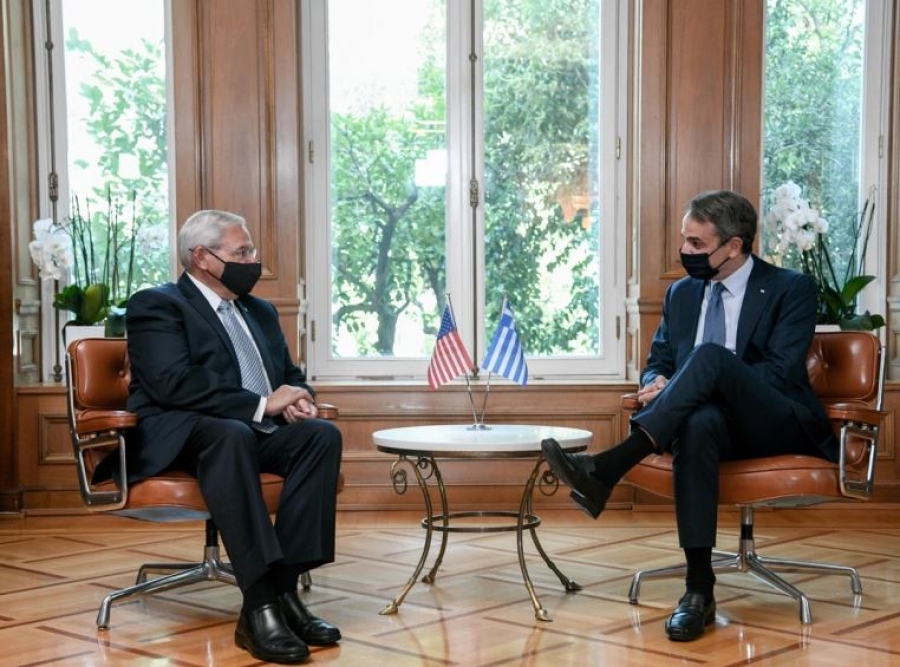 Συνάντηση Μητσοτάκη – Menendez (ΗΠΑ) στο Μαξίμου – Στο επίκεντρο ανατολική Μεσόγειος και … Αφγανιστάν