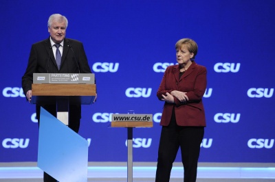 Γερμανία: Καθησυχάζει ο Seehofer – Μη ρεαλιστικά τα σενάρια περί διάλυσης της κυβέρνησης - Θετική η Merkel